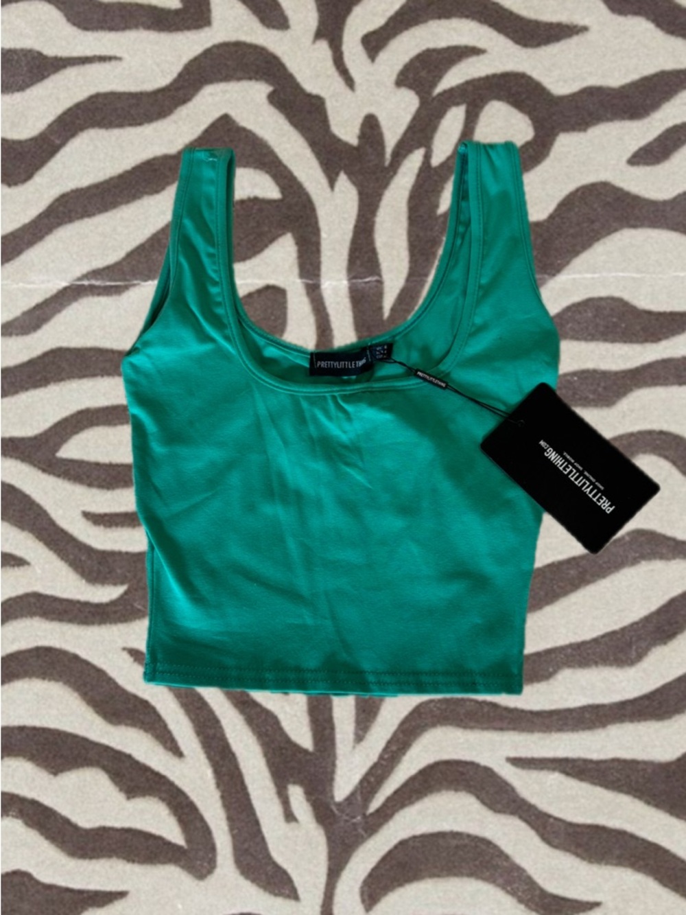 PrettyLittleThing Emerald Square Neck Crop Top